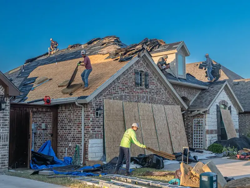 Roof Er Installing Roof Shingles - Best Roofers Near Me