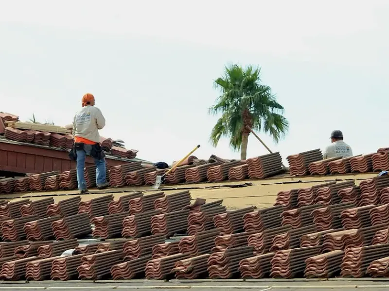 Roof Er Installing Roof Shingles - Best Roofers Near Me