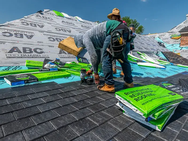 Roof Er Installing Roof Shingles - Best Roofers Near Me