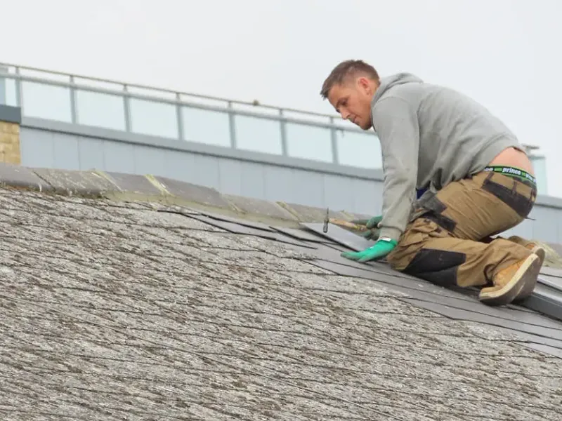 Roof Er Installing Roof Shingles - Best Roofers Near Me