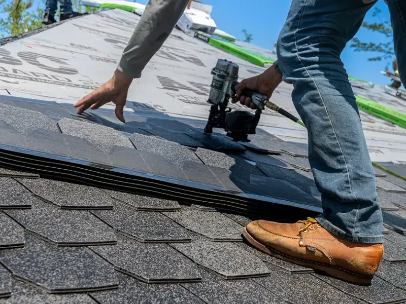 Roof Er Installing Roof Shingles - Best Roofers Near Me